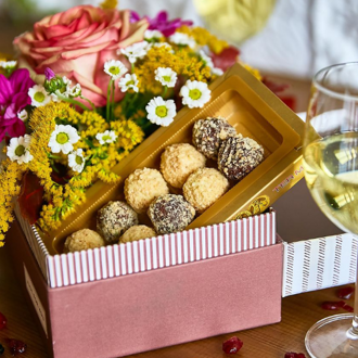 Подарочный набор с живыми цветами и конфетами