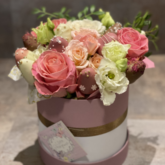 Подарочный букет цветов с клубникой в шоколаде