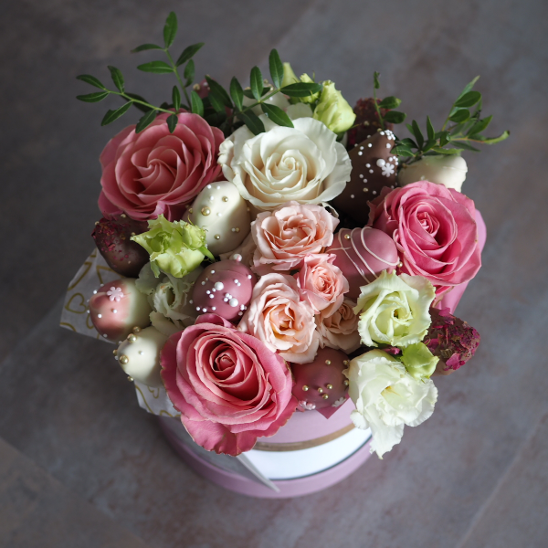 Подарочный букет цветов с клубникой в шоколаде